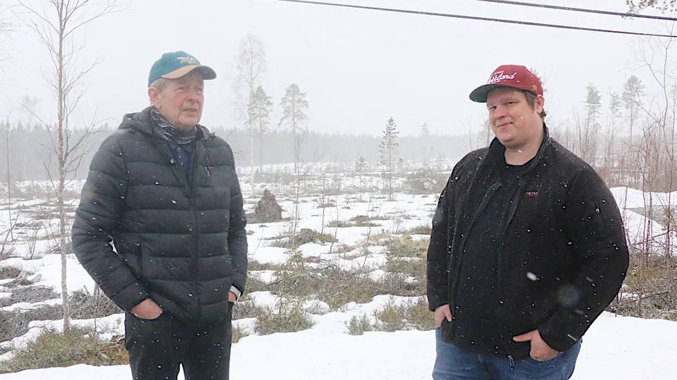 Sture Söderberg och Marcus Söderberg, farfar och barnbarn, som planerar ett helt nytt bostadsområde med 17 tomter på Småskärsudden.
