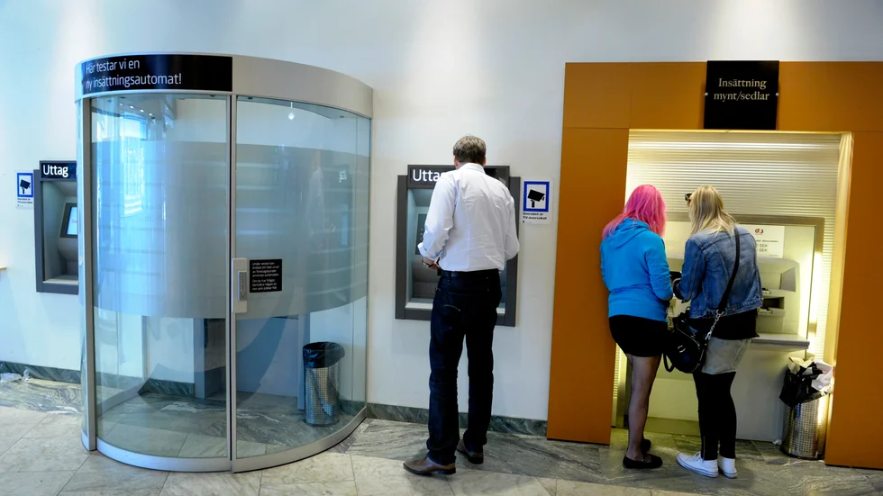 Den berusade mannen gjorde närmanden mot flera kvinnor inne i en bankomathall i Katrineholm. Nu döms han. Bilden är tagen på en annan plats. Personerna har inget med händelsen att göra.