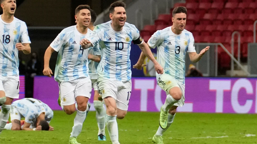 Argentinas Lionel Messi och hans lagkamrater firar semifinalsegern över Colombia.