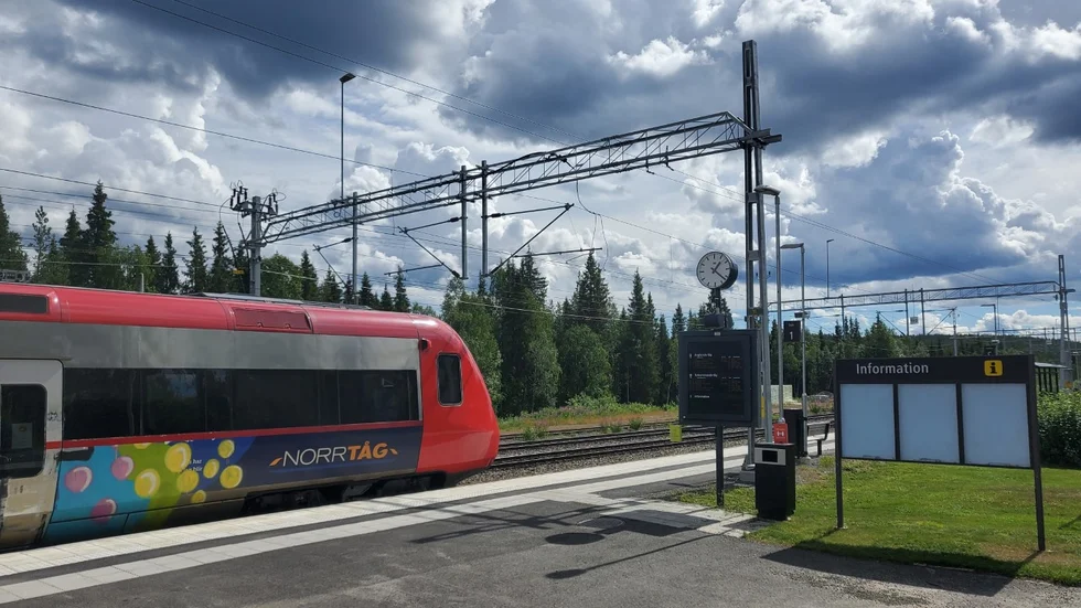Ett blixtnedslag har slagit ut tekniken längs järvägen i den norra delen av Bodens kommun. Tågtrafiken är begränsad och ersättningsbussar sätts in.