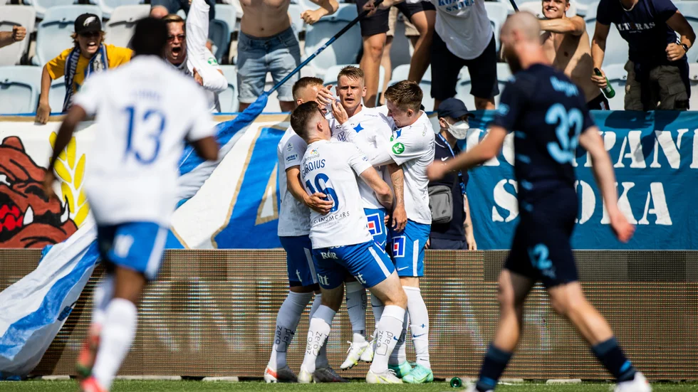 Ari Freyr Skúlason fick fira med hemmafansen efter sin 2–1-fullträff. IFK-islänningen fick efter paus kliva ner i försvarslinjen och bidrog till att hemmalaget stod pall mot ständiga guldfavoriten från Malmö.