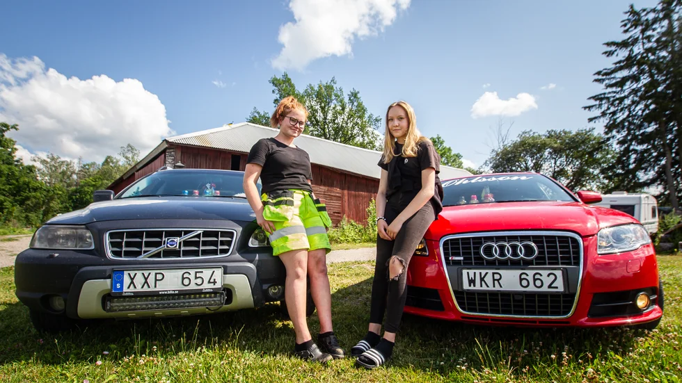 Elvira Edberg och Julia Ohlsson kör båda A-traktor.