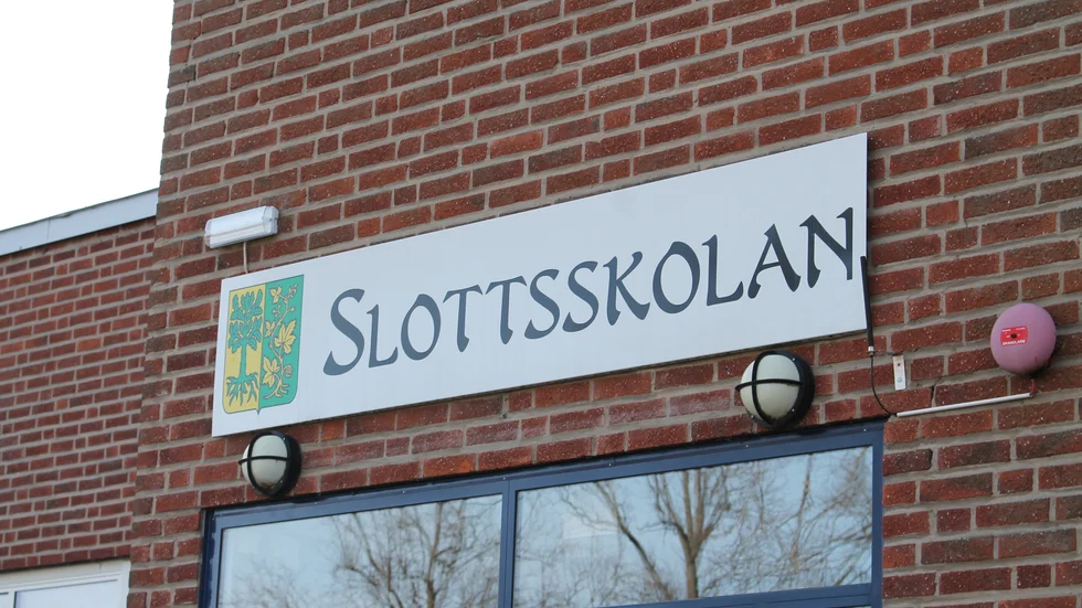 Slottsskolan i Vingåker. Beroende av tillgången på behöriga lärare. Vidareutbildning kan höja kompetensen och ge fler behörighet, ibland i fler ämnen än tidigare.