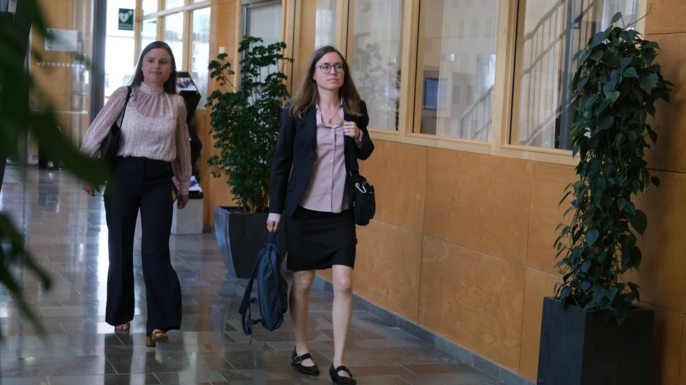 Åklagare Kajsa Malmström (till höger i bild) höll på tisdagen sin sakframställan i rättegången om mordet i Åtvidaberg den 10 februari. 