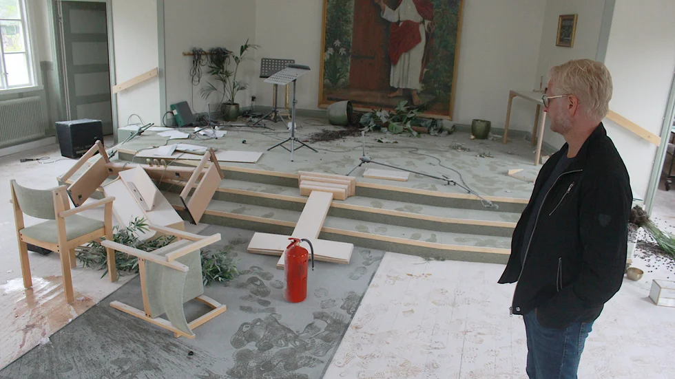 Pastor Gerth Thorstensson blickar ut över förstörelsen i Frikyrkan. "Det är destruktivt och meningslöst", säger han.