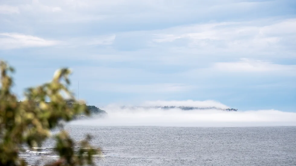 ARKIVBILD. 112 larmades under fredagen om en storbrand vid Lickershamn, men det visade sig vara turister som tagit fel och som trott att dimman var rök. (Bilden visar Högklint)