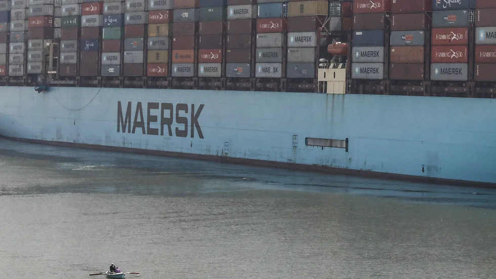 Ett containerfartyg passerar genom Suezkanalen i april.
