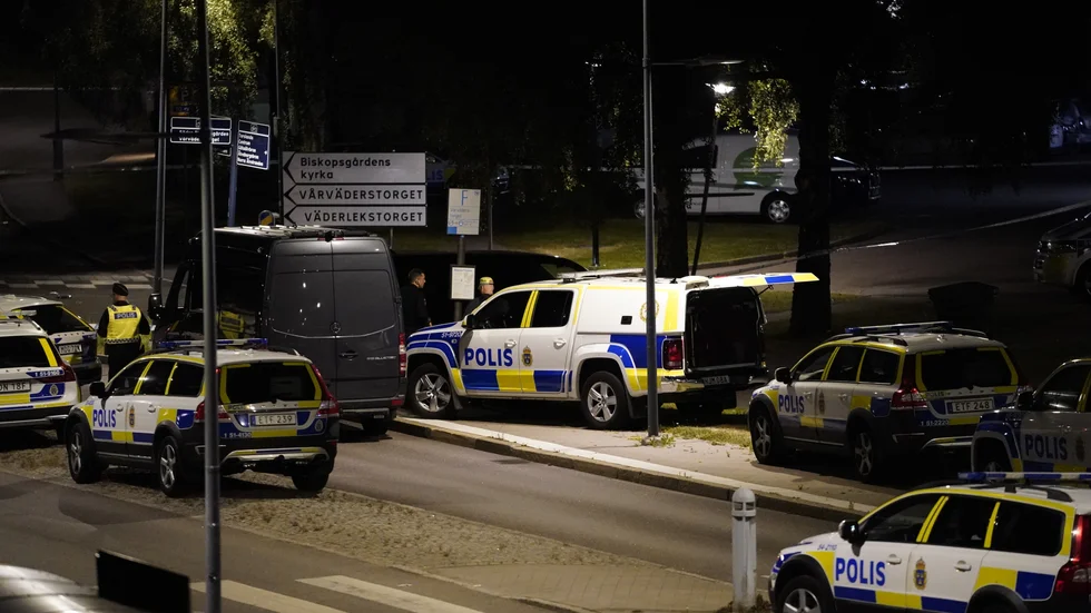Alla tillgängliga resurser har satts in för att gripa polismördarna.