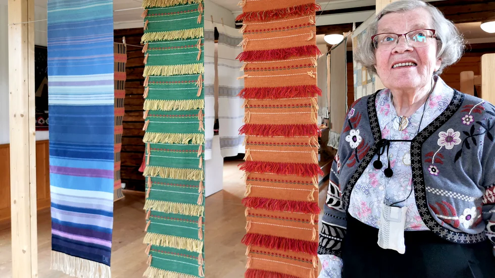 Doris Wiklund ställer ut sina vävar.