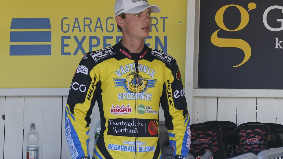"Jag är mycket stolt och glad över att få möjligheten att fortsätta min karriär i Västervik Speedway", säger Mads Hansen.