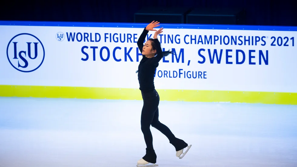 Träningarna inför VM i Globen har inletts, här tränar Satoko Miyahara. Och vid en coronatestning upptäcktes ett posoitivt fall.