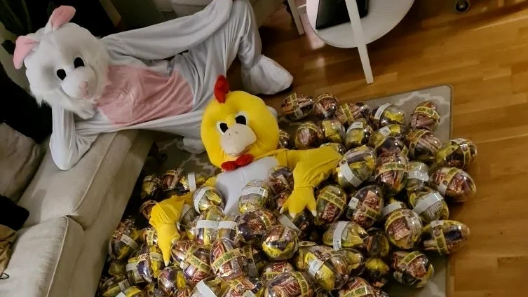 Påskharen och påskkycklingen är laddade inför lördag.