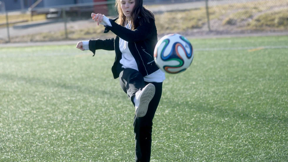 Wilma Grenryd fick ta emot Näsbys stipendium på Rosvalla. Talangen har sedan i höstas hunnit byta fotbollsmiljö till Linköping och roll i laget från mittback till wingback.