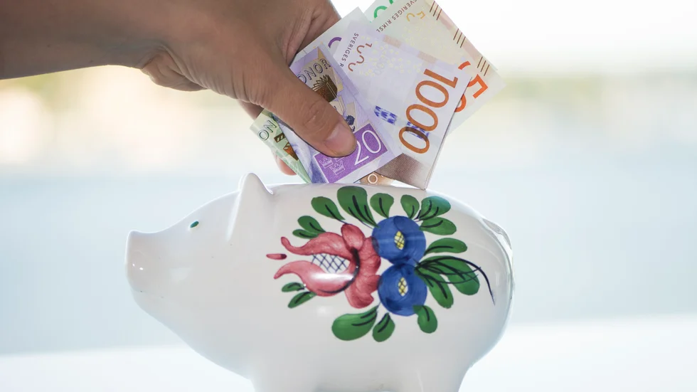 "Genom att på ett enkelt och avslappnat sätt prata om ekonomi hemma så ger vi våra barn färdigheter som de kommer ha stor nytta av hela livet", skriver debattörerna.