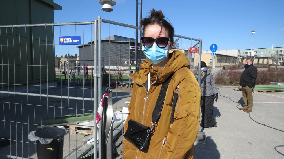 Längst fram i kön står Sofie Stockselius och väntar på att lunchrasten på mottagningen ska vara över. Hon har köat i över två timmar. "När jag kom hit och såg kön förstod jag att det skulle ta så här lång tid."