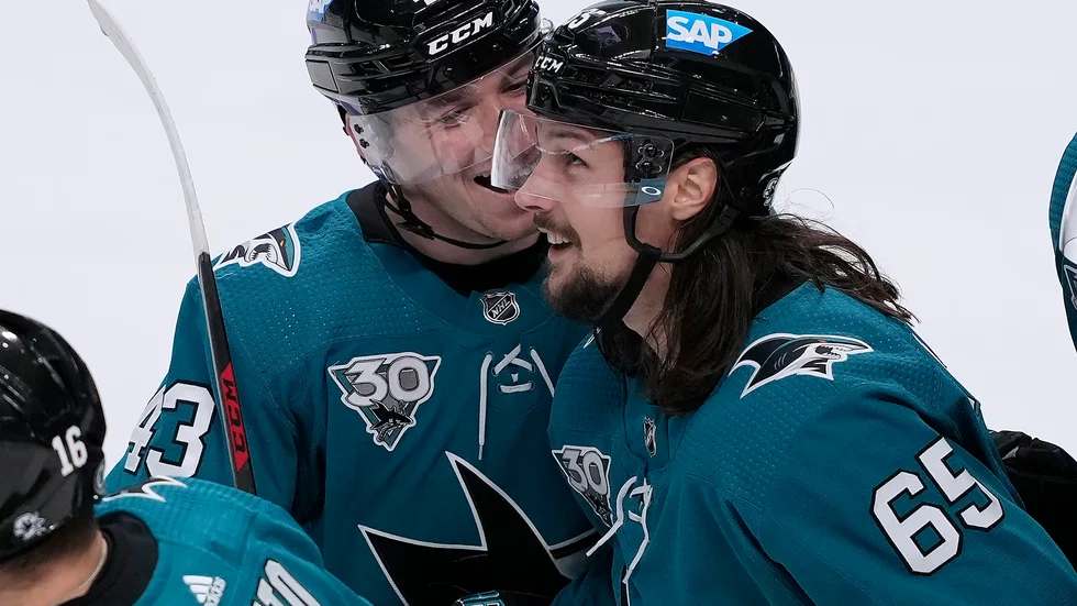 Erik Karlsson jublar efter ett av sina två mål.