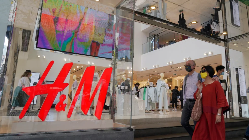 Händelsernas centrum, en stängd H&M-butik i det allt mindre fria Hongkong.