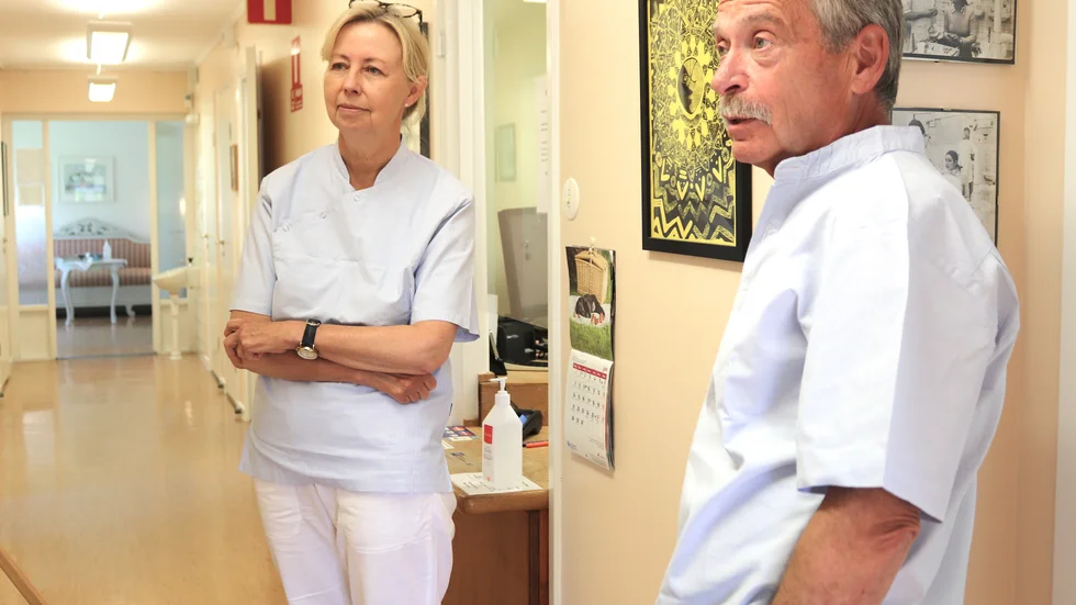 Viveka och Göran Wiklund har svårt att sluta med tandläkarpraktiken i Burgsvik. Men någon gång måste det ske.