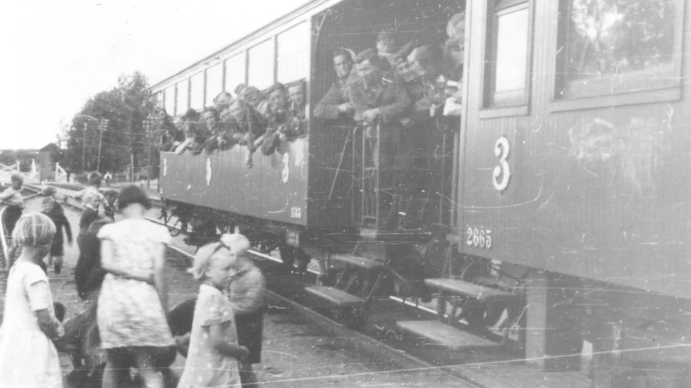 När den här bilden togs på Haparanda station hade soldaterna troligen slängt ut godis eller något annat spännande åt barnen. Bilderna från Engelbrechtdivisionens färd genom Sverige är hämtade från Lars Gyllenhaals bok ”Tyskar och allierade i Sverige” och publiceras med författarens medgivande.