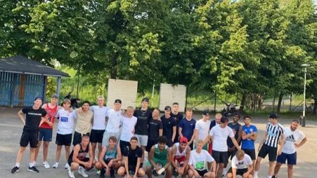 Många var det som för tredje året spelade streetbasketturnering på Skolgårda, arrangerat av Motalas basketungdomar. En basketform som växer.