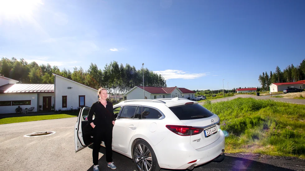 Debutförfattaren Tina N Martin besöker villaområdet Maran/Bränna där en del av den mörka historien i spänningsromanen "Befriaren" utspelar sig. "En kvinna blir mördad och hittas i sitt hus", säger Tina.