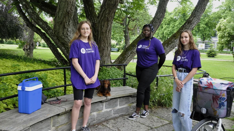Filippa Bergström, Christy Adewale och Elin Prising lär sig om företagande genom att sälja glass för hundar.
