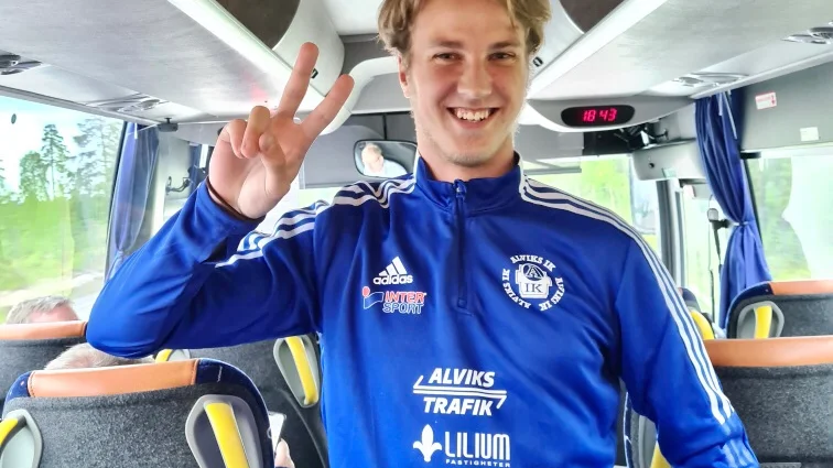 Här har vi honom. Debutanten och målskytten Joakim Ericsson. "Det var ett fantastiskt mål", säger tränaren Mattias Winroth.