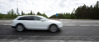 Bil behövde bärgas efter att ha kört på stenar på E4