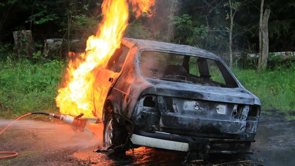 Räddningstjänsten fick larm om en personbil som fattat eld i närheten av en badplats.