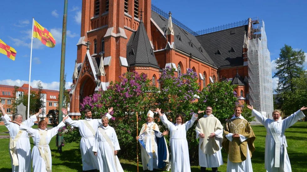 Glädjen var stor när studenterna fick ta emot sina intyg i Luleå domkyrka. Luleå stift välkomnar nu fem diakoner och tre präster.