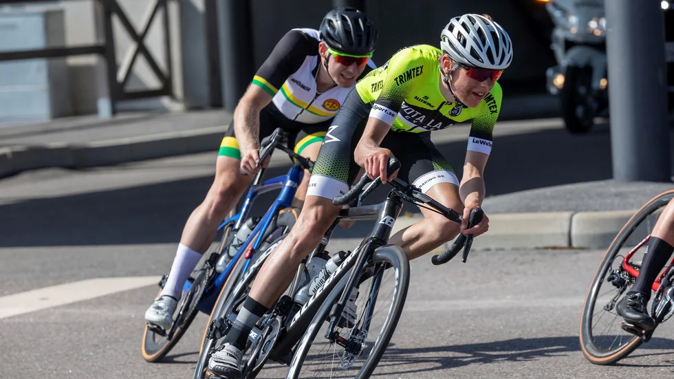 Jonathan Ahlsson blev som åtta bäste Maifcyklist i SM för herrsenior som kördes på Tierp Arena. Victor Hillerström Rundh, Hymer, vann två sekunder före Richard Larsén, Vincent, och förre Maifåkaren Lucas Eriksson kom trea, nu tävlande för Gånghester.