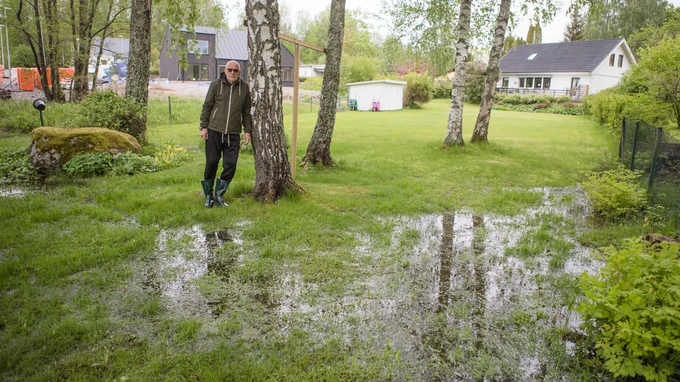 Lars-Erik Guthammar är rejält besviken på Katrineholms kommun, som inte lyssnat på honom. Redan när de nya villorna planerades intill hans tomt flaggade han för översvämningsrisken. Nu är trädgården ständigt en pool.