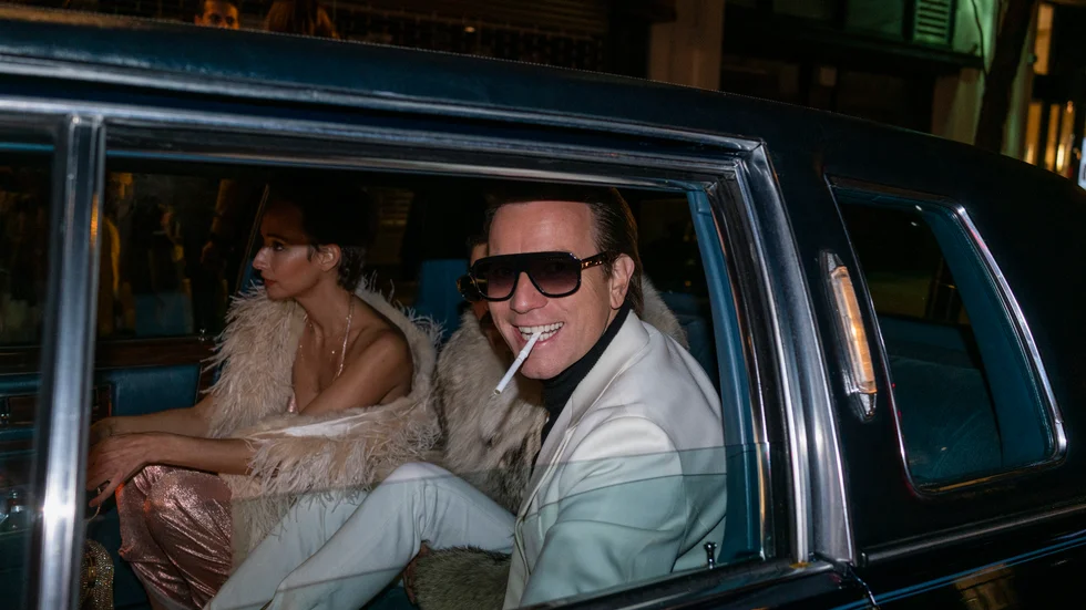 I tv-serien "Halston" skildras hur Halston och Elsa Peretti var stamgäster på detn legendariska diskot Studio 54 i New York, dit de anlände i limousine.