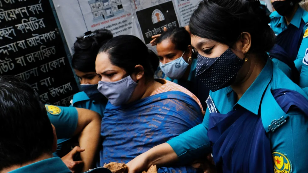 Den grävande journalisten Rozina Islam (i mitten) eskorteras av polis till en domstol i Dhaka i Bangladesh.