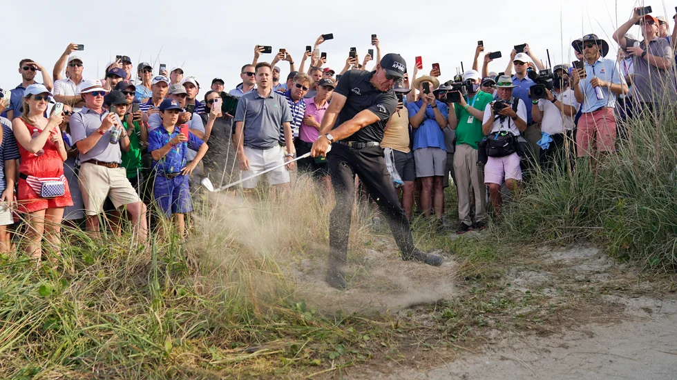 Phil Mickelson slår sitt andra slag på 16 hålet från ruffen.