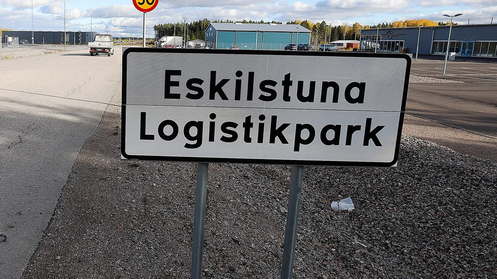 Det är sopberg efter utländska lastbilschaufförer vid lokistikparken, skriver signaturen "LM".