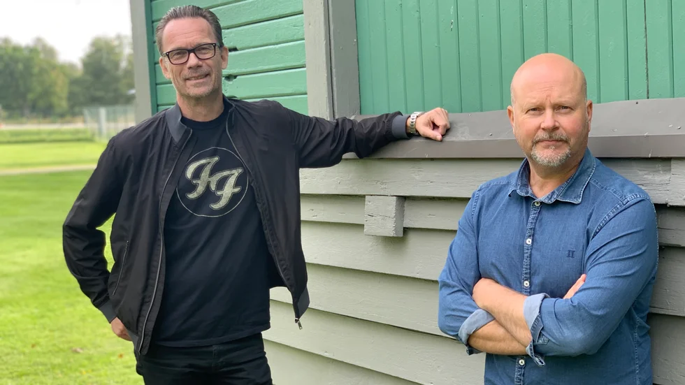 Fredrik Bona är manager för rockbandet Moonshiners, hela bandet arrangerar festivalen. Här tillsammans med Henrik Wallin.