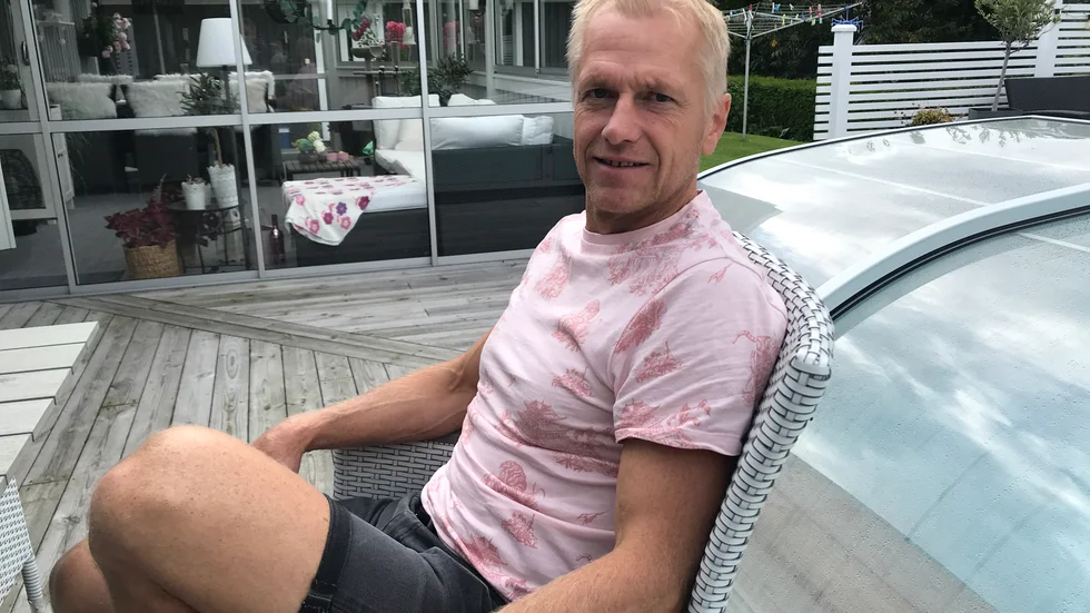 Vid poolen. Patrik Spångberg började gräva den pool som han nu har som lite hemmalyx med familjen på Malmgatan. I Sportsnack berättar poolskötaren om sin nya roll i IFK-bandyn och om känslorna kring sonen Viktors flytt till VSK.