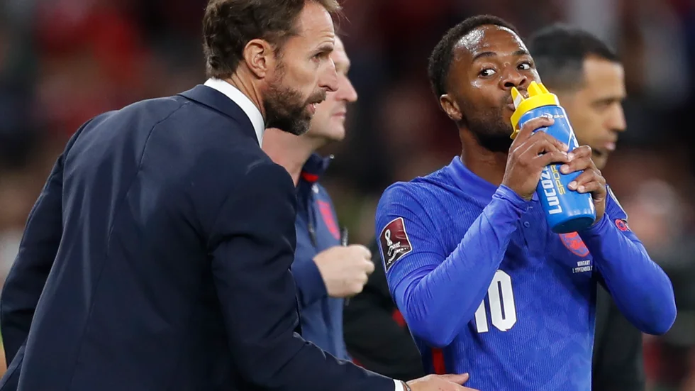 Englands förbundskapten Gareth Southgate och spelaren Raheem Sterling, som fick utstå rasisiska tillmälen från publiken i VM-kvalmatchen mot Ungern.