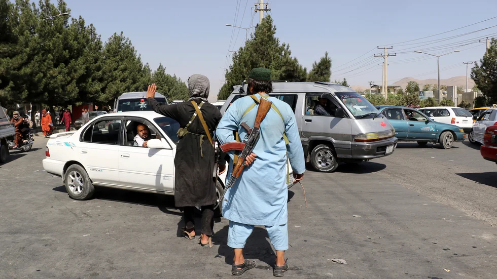 Svenska livvakter återvände frivilligt till Kabul för att att bistå i evakueringsarbetet. På bilden talibaner utanför flygplatsen efter den blodiga självmordsattacken.