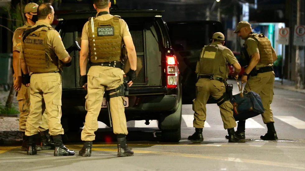 Omfattande bankrån av kriminella gäng ökar i Brasilien. Militärpolis vid en insats mot bakrånare. Arkivbild.