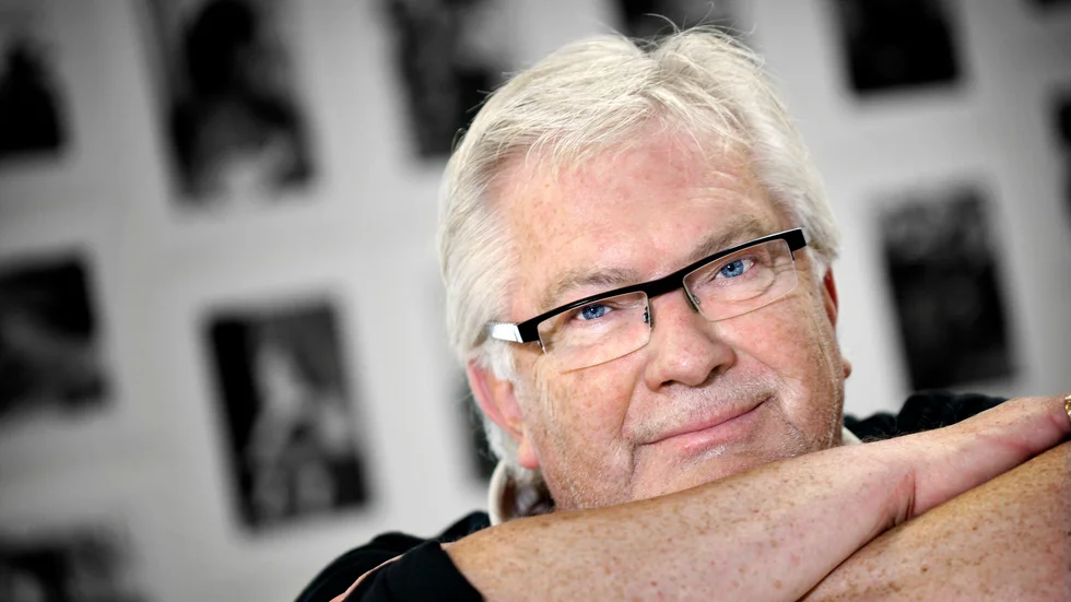 Lasse Larsson, fotograf, konstnär, lärare och Eskilstuna-Kurirens mångårige bildchef, har avlidit efter en längre tids sjukdom.