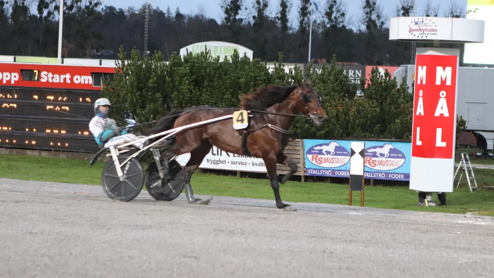 Två Breeders Crownsegrar grejade Örjan Kihlstöm och haninledde med Francesco Zet i överlägsen stil.