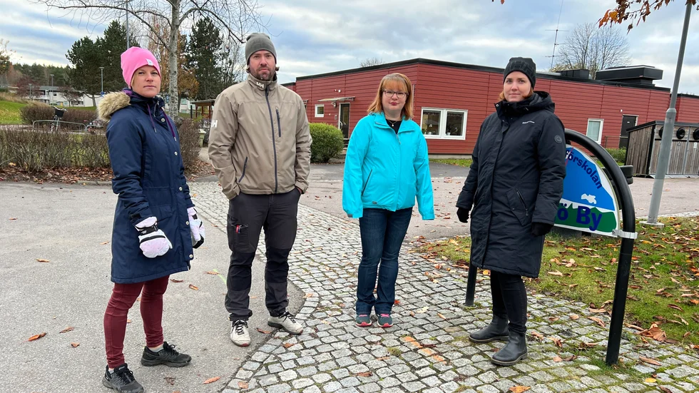 Föräldrarna Madelene Rydén, Christian Dahl, Maria Sandén och Sara Lilja har sina barn på bussavdelningen som tillhör förskolan Vidingsjö by. De vittnar om att barnens utveckling "exploderat" sedan de började delta i förskolebussens verksamhet. 