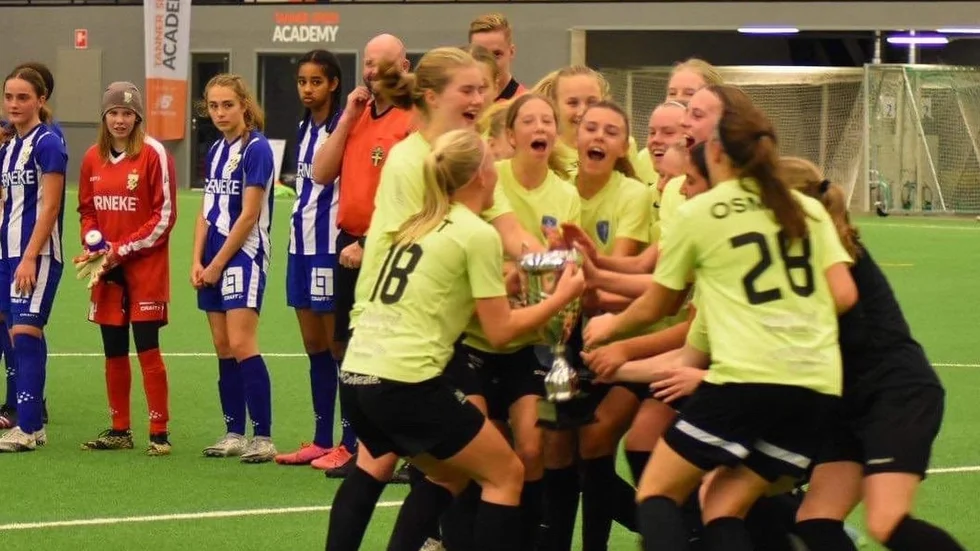 Flera spelare från Stångebro United, som nyligen vann en stor turneringen i Göteborg (se bilden), har anslutit till LFC:s Akademi.
