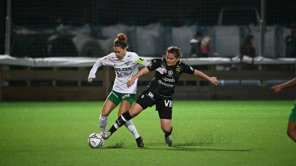 Moröns lagkapten Rebekah O'Brien i en duell med Umeå IK:s U23-landslagsspelare Sarah Mellouk.