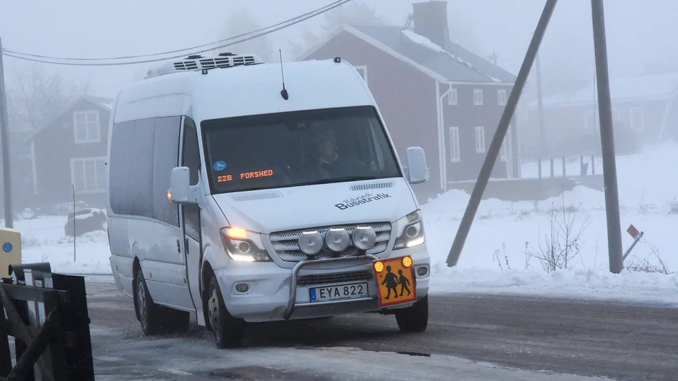Trafikverket och kommunen har olika syn på lämpligheten i att plocka upp skolbarn längs landsvägen.