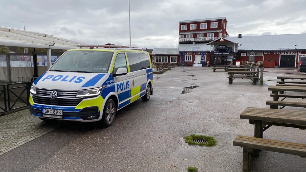 Flera polispatruller larmades till hamnen i Motala dit en man hade flytt efter att han vägrat stanna på polismanstecken. 
