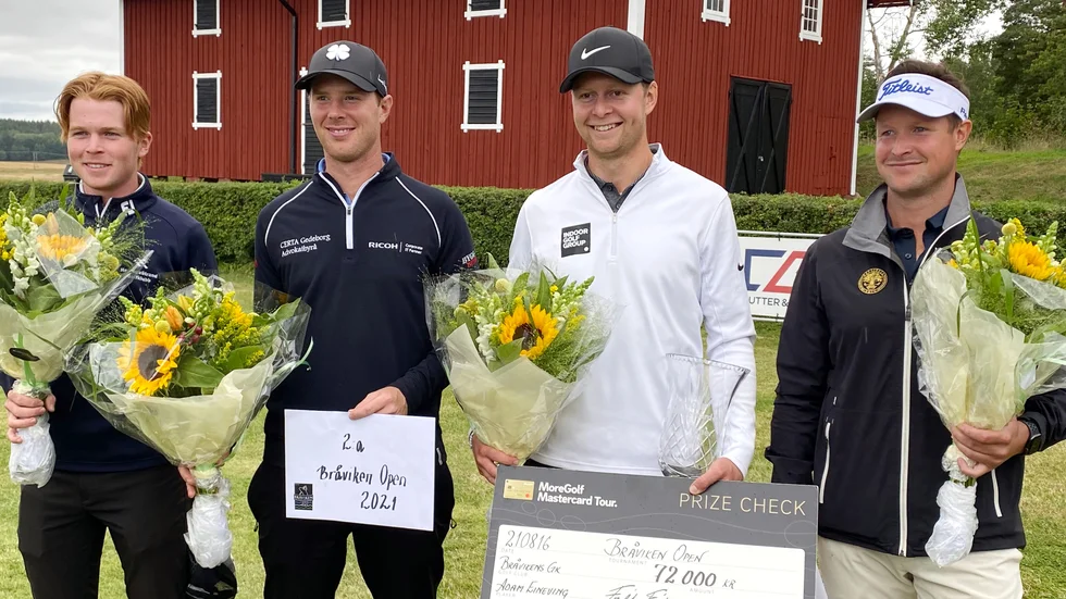 Toppgänget. Adam Eineving (vitt) tog hem Bråviken Open och förstapriset på 72 000 kronor. Tobias Jonsson (bäste amatör), Martin Eriksson och Björn Åkesosn var också nöjda.
