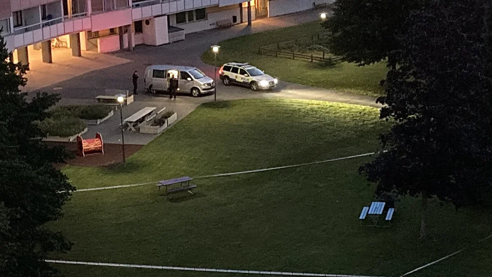 Ett område i Brandkärr spärrades av redan under natten mot söndagen och under måndagen utvidgades sökområdet.